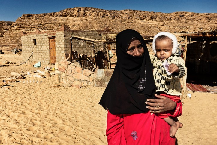 Bedouin Woman with Child - Sinai, Egypt - Paul Reiffer, Professional Photographer