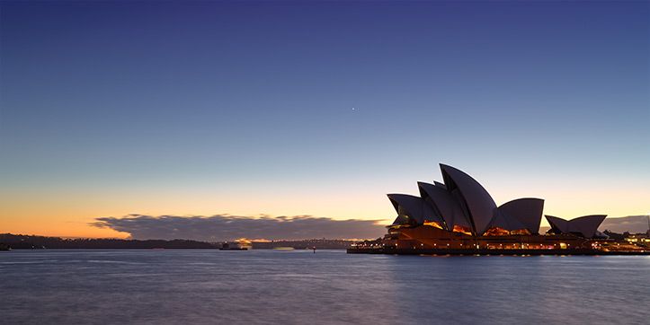 syndey opera house before sunset blur cruise ships