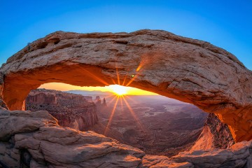 mesa arch canyonlands utah sunrise photographers ruining the view