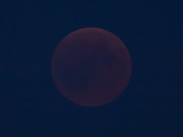 First Sighting Blood Moon Lunar Eclipse 2018 Hamburg Rooftop Paul Reiffer Rollei Capture Photograph Red
