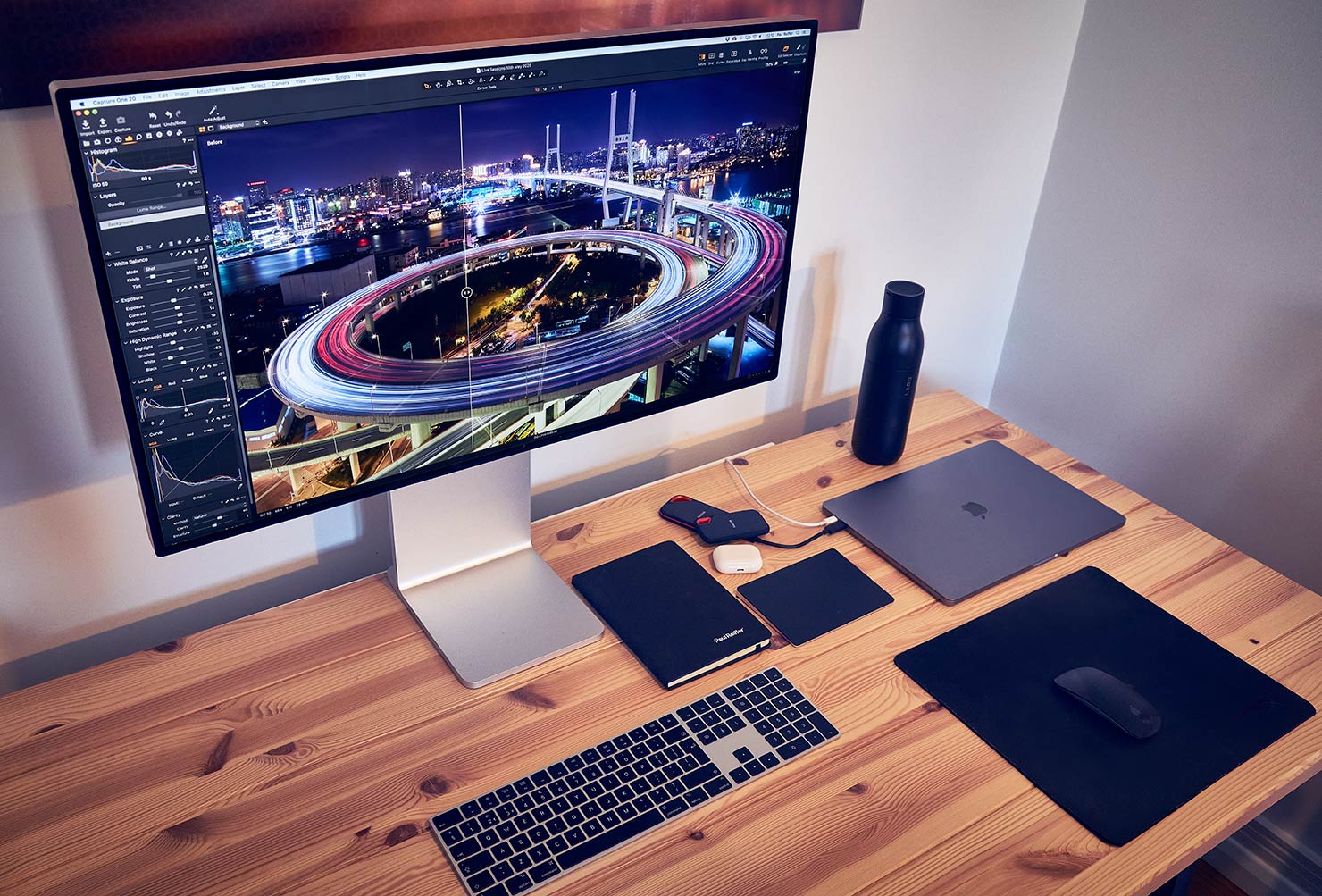 https://content.paulreiffer.com/wp-content/uploads/2020/05/MacBook-Pro-15-Setup-External-Monitor-Ports-Screen-Apple-Mac-Pro-XDR-Display-Review-16-Core-Dual-Vega-Radeon-Capture-One-Pro-Paul-Reiffer-Photographer-Phase-One.jpg